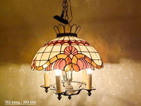  Đèn tiffany chuẩn xưa nhập từ Mỹ. có 5 nhánh khung bằng đồng. 