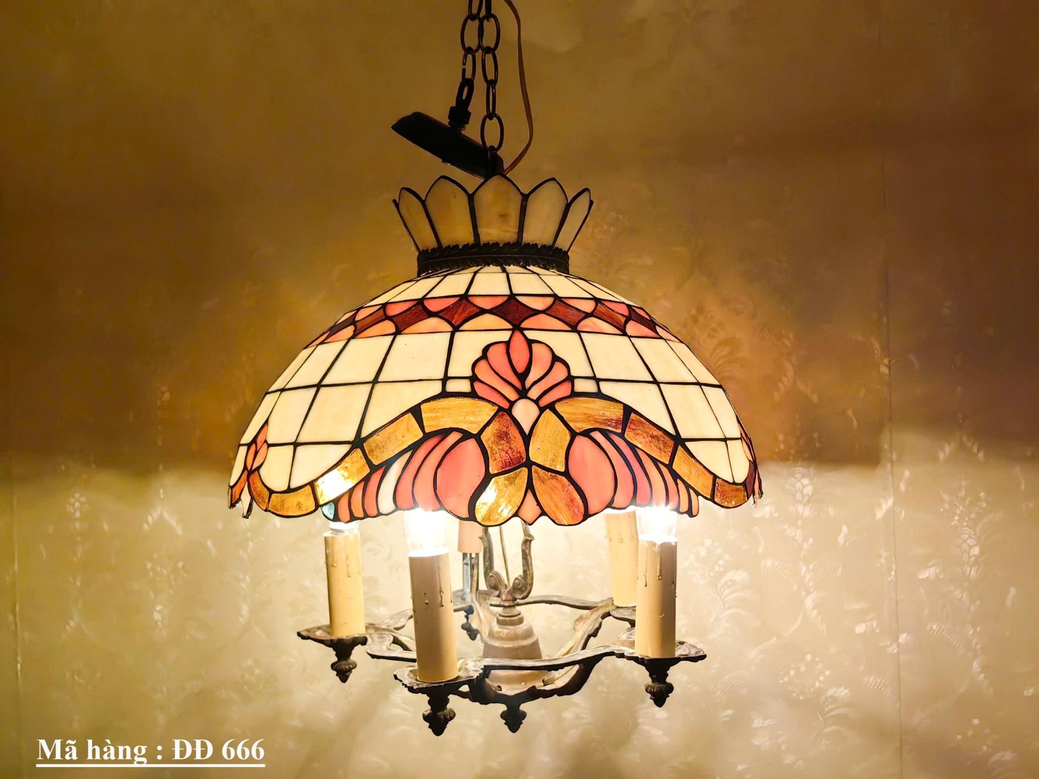 Đèn tiffany chuẩn xưa nhập từ Mỹ. có 5 nhánh khung bằng đồng.