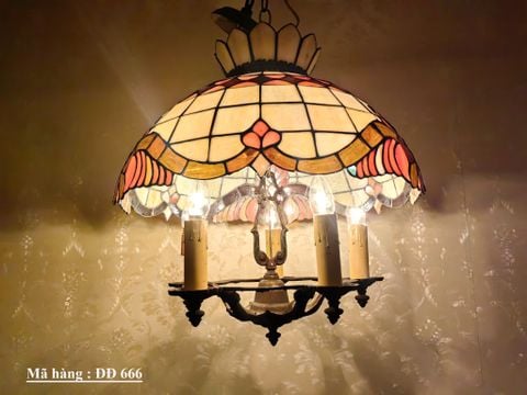  Đèn tiffany chuẩn xưa nhập từ Mỹ. có 5 nhánh khung bằng đồng. 