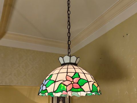  Đèn thả trần tiffany kính hình hoa của Mỹ có 3 bóng đèn. 
