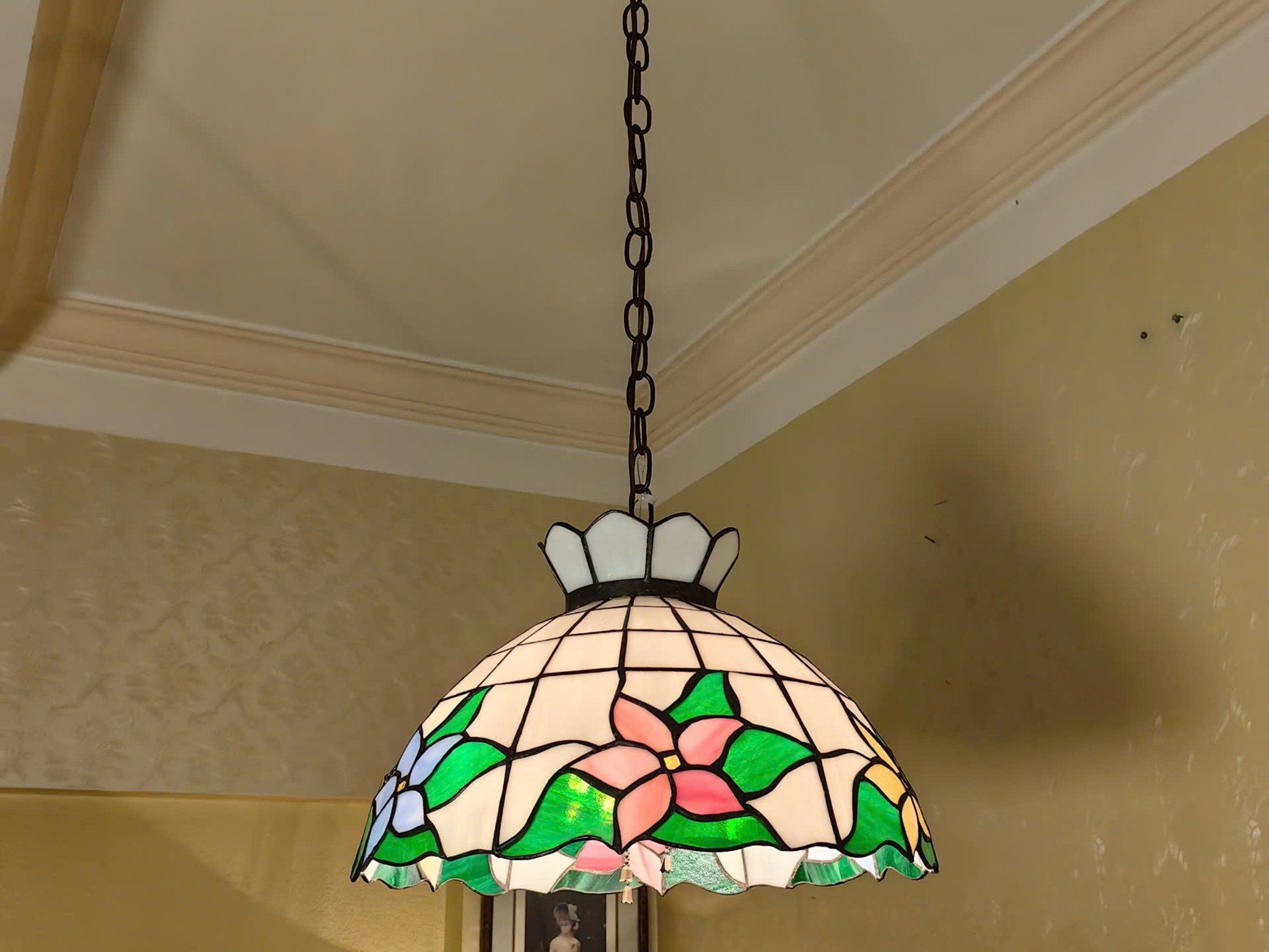 Đèn thả trần tiffany kính hình hoa của Mỹ có 3 bóng đèn.