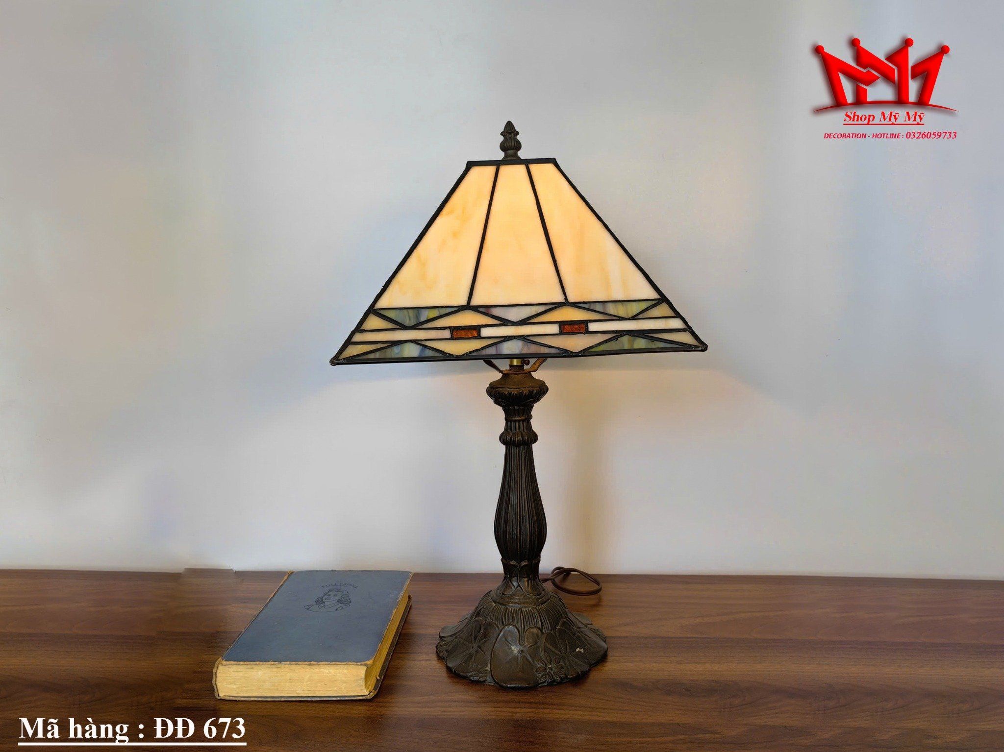 Đèn để bàn tiffany kính chóa vuông, thân đèn bằng atimon