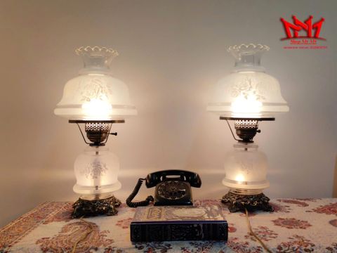  Cặp đèn thủy tinh mờ khắc hoa văn thanh lịch, kết hợp cùng chân đèn kim loại 