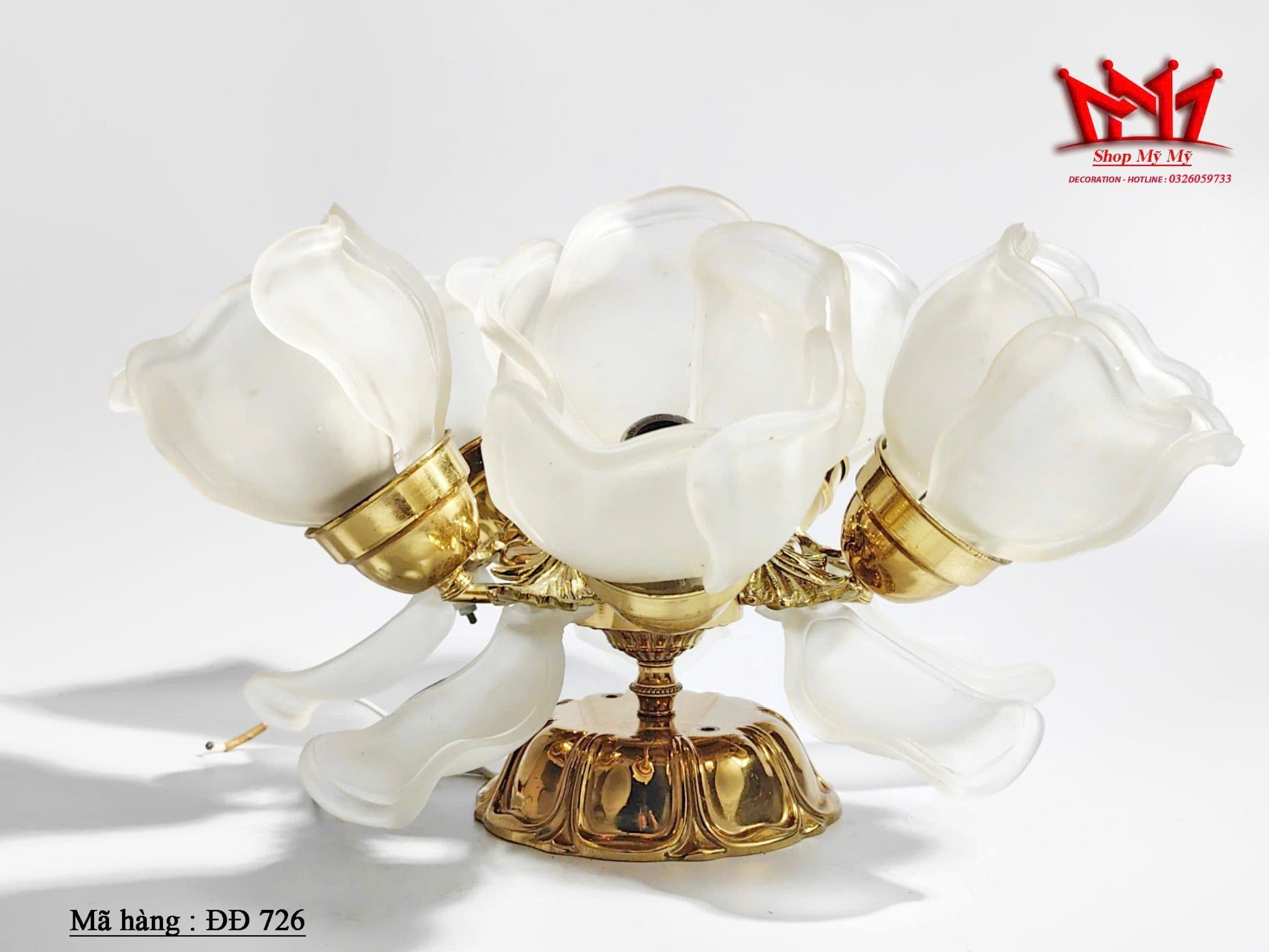 Đèn thủy tinh hình áp trần 5 bông hoa 5 cánh thân được làm bằng đồng.