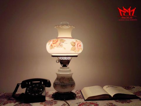  Đèn HURICAN để bàn hình hoa bằng thủy tinh họa tiết hoa vẽ tay. 
