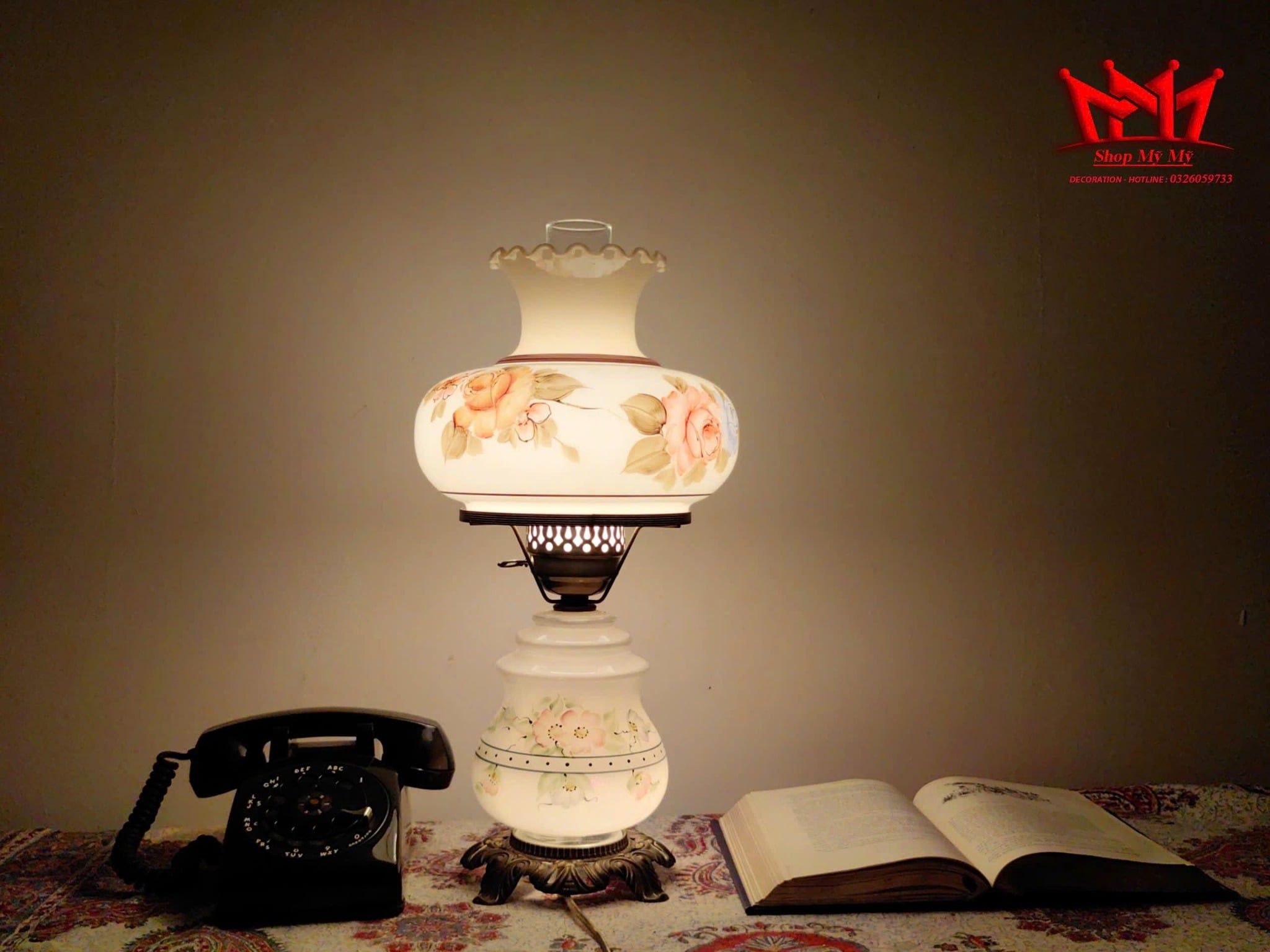 Đèn HURICAN để bàn hình hoa bằng thủy tinh họa tiết hoa vẽ tay.