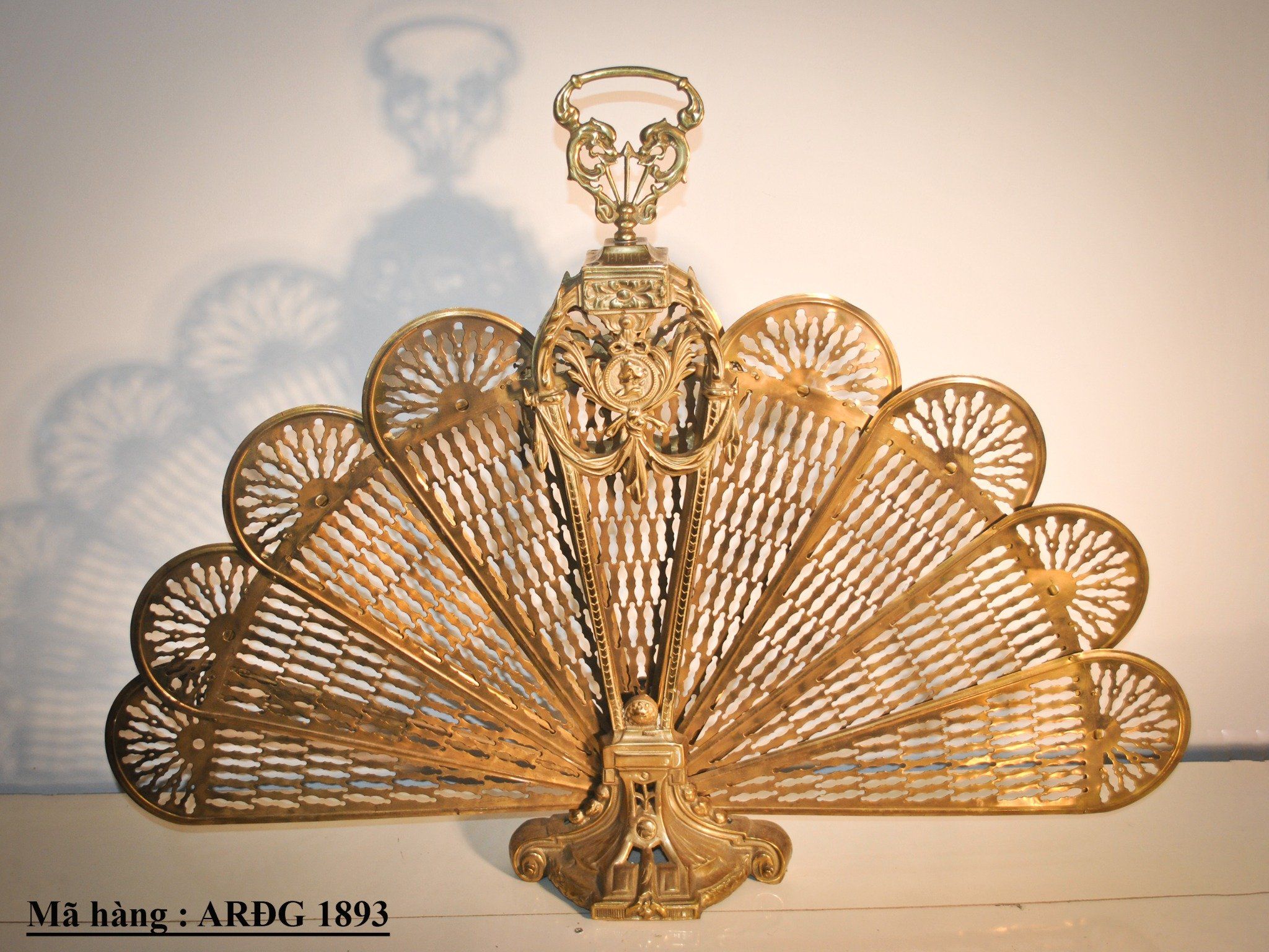 Quạt chắn lò sưởi cổ điển bằng đồng, hàng sưu tầm Châu Âu.