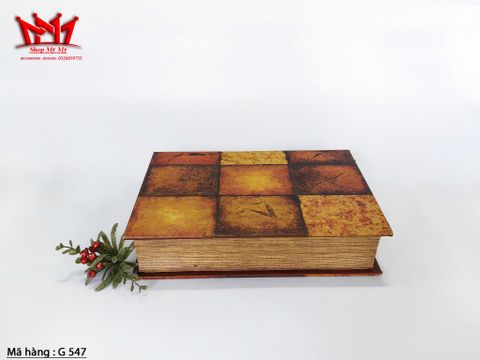  Chiếc hộp hình quyển sách được làm bằng gỗ, vỏ ngoài bằng da và lót nhung ở trong. 