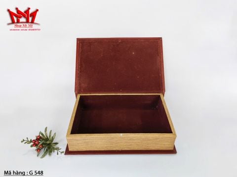  Chiếc hộp hình quyển sách được làm bằng gỗ, vỏ ngoài bằng da và lót nhung ở trong. 