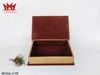 Chiếc hộp hình quyển sách được làm bằng gỗ, vỏ ngoài bằng da và lót nhung ở trong.