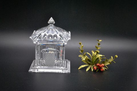  Hũ đựng kẹo pha lê cổ điển có nắp, hình dáng và họa tiết của một ngôi chùa. Thương hiệu Shannon của Goldinger 