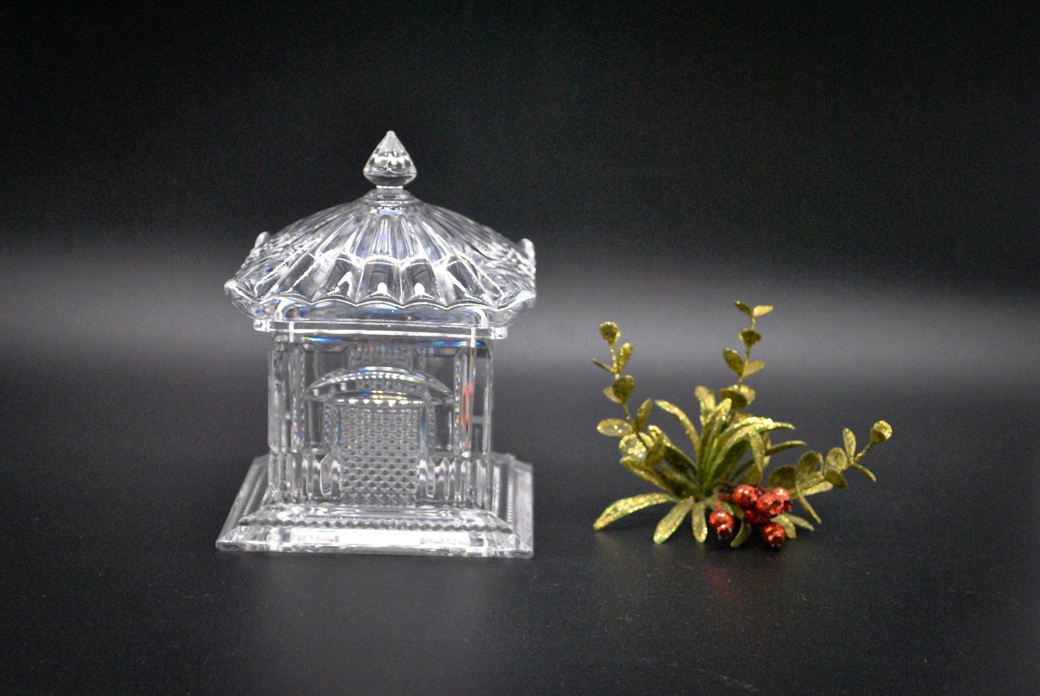 Hũ đựng kẹo pha lê cổ điển có nắp, hình dáng và họa tiết của một ngôi chùa. Thương hiệu Shannon của Goldinger