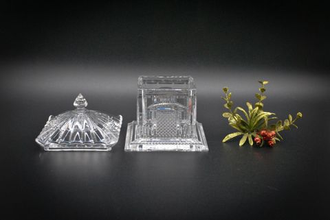  Hũ đựng kẹo pha lê cổ điển có nắp, hình dáng và họa tiết của một ngôi chùa. Thương hiệu Shannon của Goldinger 