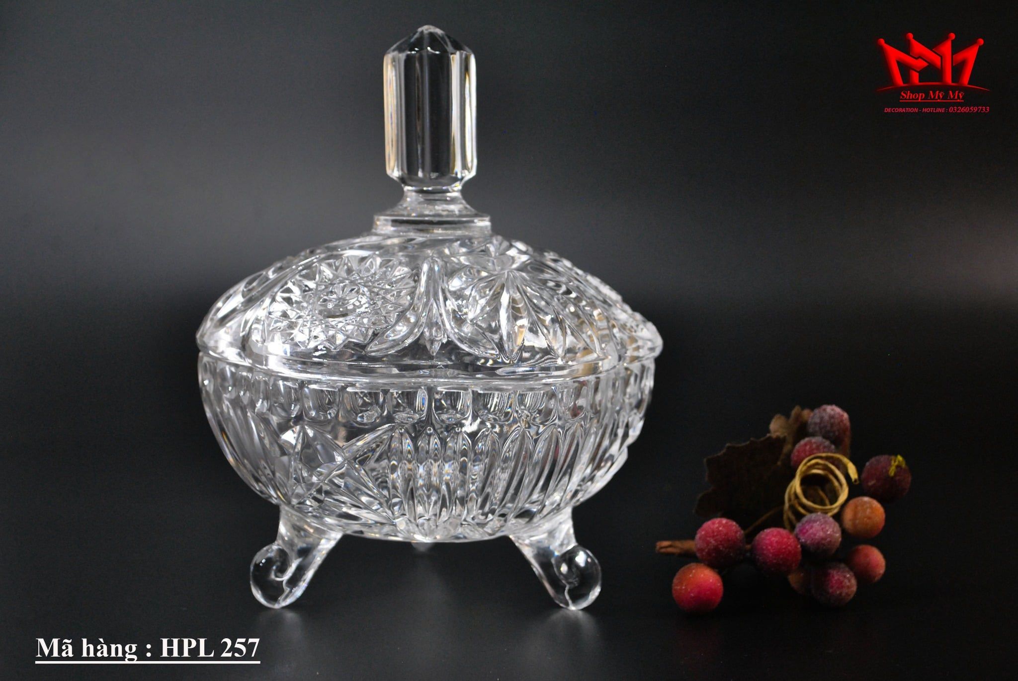 Hũ đựng kẹo có chân pha lê cắt đẹp cổ điển có nắp đậy sang trọng.
