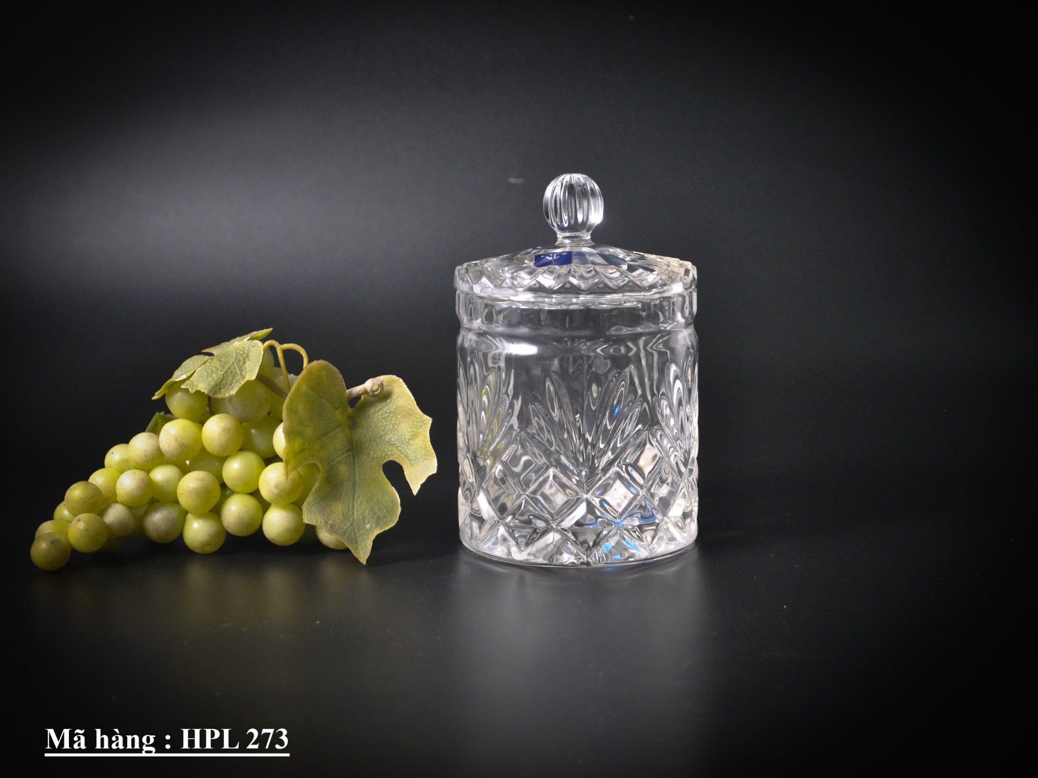 Hũ đựng bằng pha lê chì 24% cổ điển của Nam Tư, được trang trí với họa tiết cắt sâu mang lại vẻ đẹp cổ điển và sang trọng.