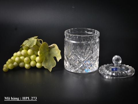  Hũ đựng bằng pha lê chì 24% cổ điển của Nam Tư, được trang trí với họa tiết cắt sâu mang lại vẻ đẹp cổ điển và sang trọng. 