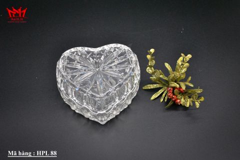  Hộp đựng trang sức hình trái tim pha lê Hofbauer Byrnes có nắp chạm khắc hình chim bồ câu và cành cây. 