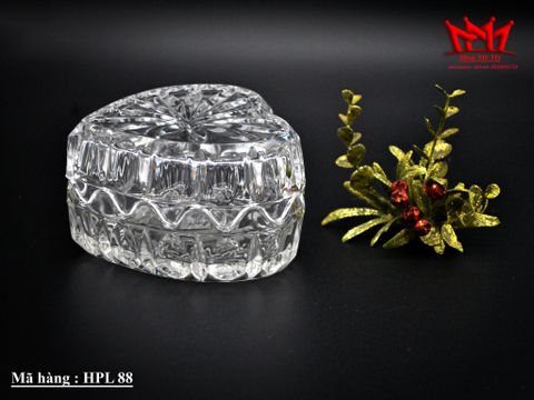  Hộp đựng trang sức hình trái tim pha lê Hofbauer Byrnes có nắp chạm khắc hình chim bồ câu và cành cây. 