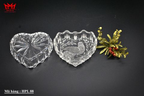  Hộp đựng trang sức hình trái tim pha lê Hofbauer Byrnes có nắp chạm khắc hình chim bồ câu và cành cây. 