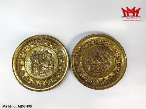  Cặp dĩa đồng trang trí treo tường của Anh. 