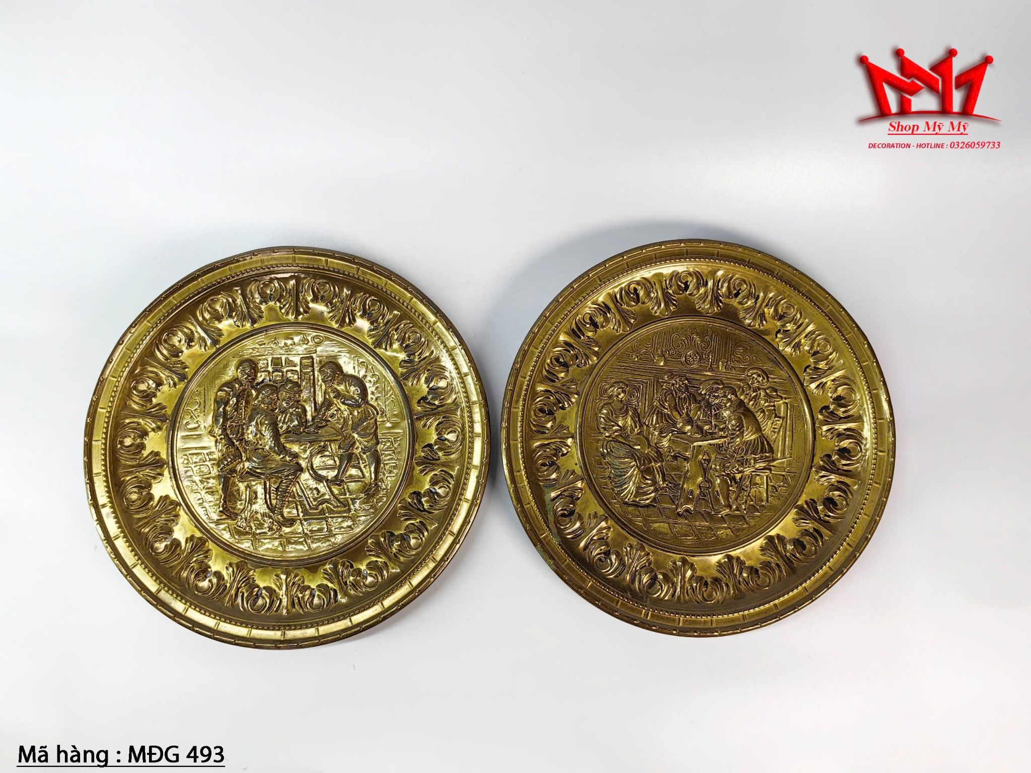 Cặp dĩa đồng trang trí treo tường của Anh.