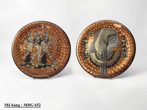  chiếc đĩa đồng trang trí với họa tiết Ai Cập cổ đại. 