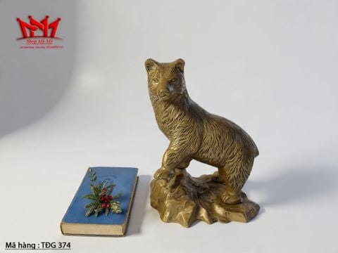  Tượng con gấu đứng trên tảng đá được làm bằng đồng. 