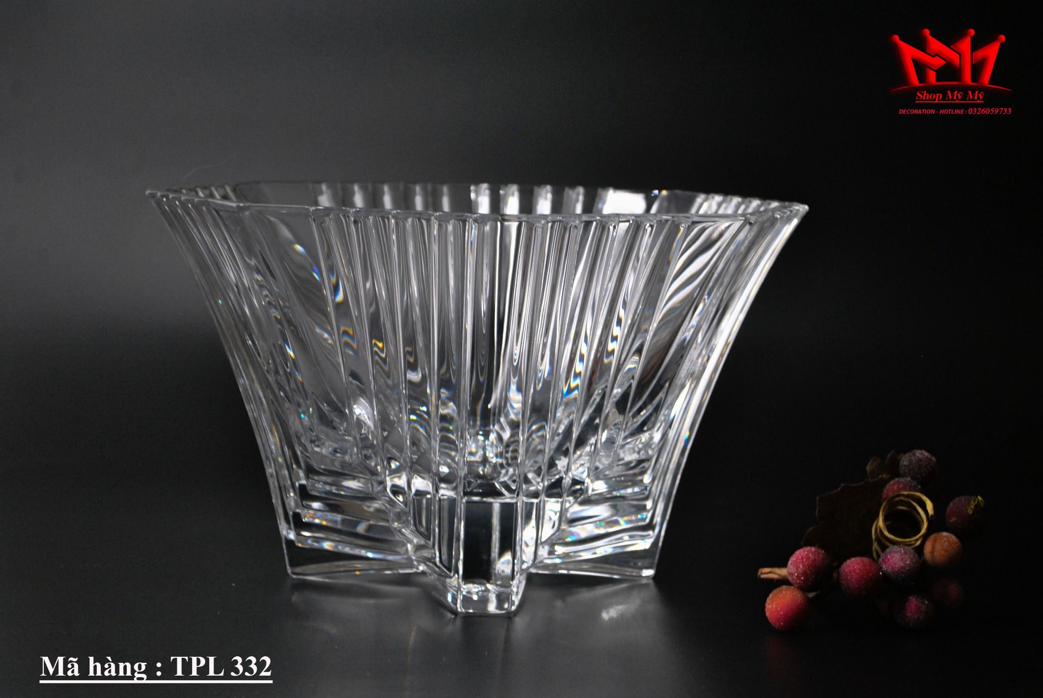 Tô pha lê cắt bằng tay từ thương hiệu DURAND của Pháp .