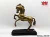 Tượng con ngựa lớn được làm bằng đồng, đế gỗ dày.