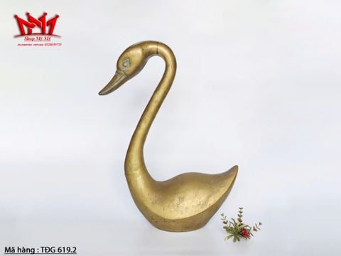 Tượng thiên nga lớn được làm bằng đồng . 