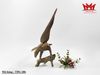Tượng con đại bàng dang cánh đậu trên cành cây được làm bằng đồng.