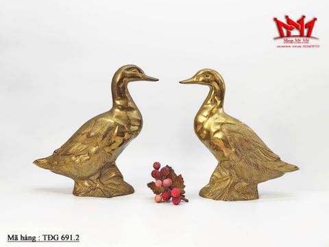  Cặp tượng vịt uyên ương bằng đồng thau, một vật phẩm trang trí cao cấp mang ý nghĩa phong thủy sâu sắc về tình yêu và hạnh phúc gia đình. 