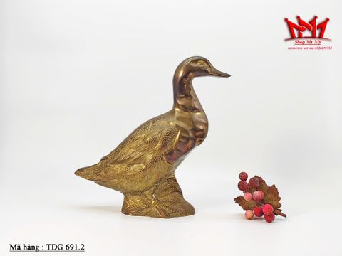  Cặp tượng vịt uyên ương bằng đồng thau, một vật phẩm trang trí cao cấp mang ý nghĩa phong thủy sâu sắc về tình yêu và hạnh phúc gia đình. 
