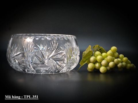  Tô pha lê với hoa văn cắt hình chong chóng và ngôi sao mang phong cách cổ điển Châu Âu. 