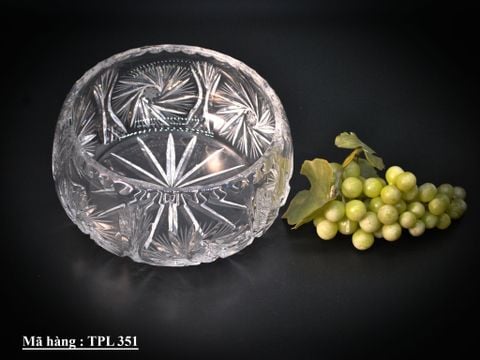  Tô pha lê với hoa văn cắt hình chong chóng và ngôi sao mang phong cách cổ điển Châu Âu. 