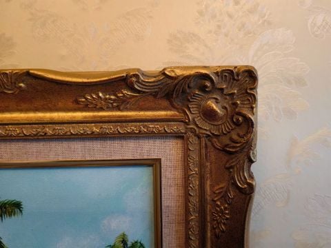  Tranh sơn dầu hình phong cảnh cây dừa, khung được làm bằng gỗ. Có chữ ký. 