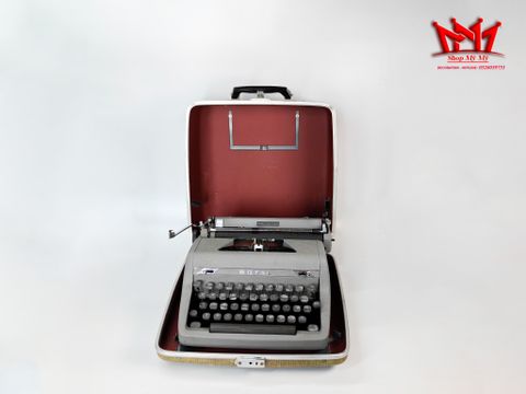  Máy đánh chữ Royal Quiet De Luxe cổ điển với máy đánh chữ The Magic (Trade Mark) Margin. 