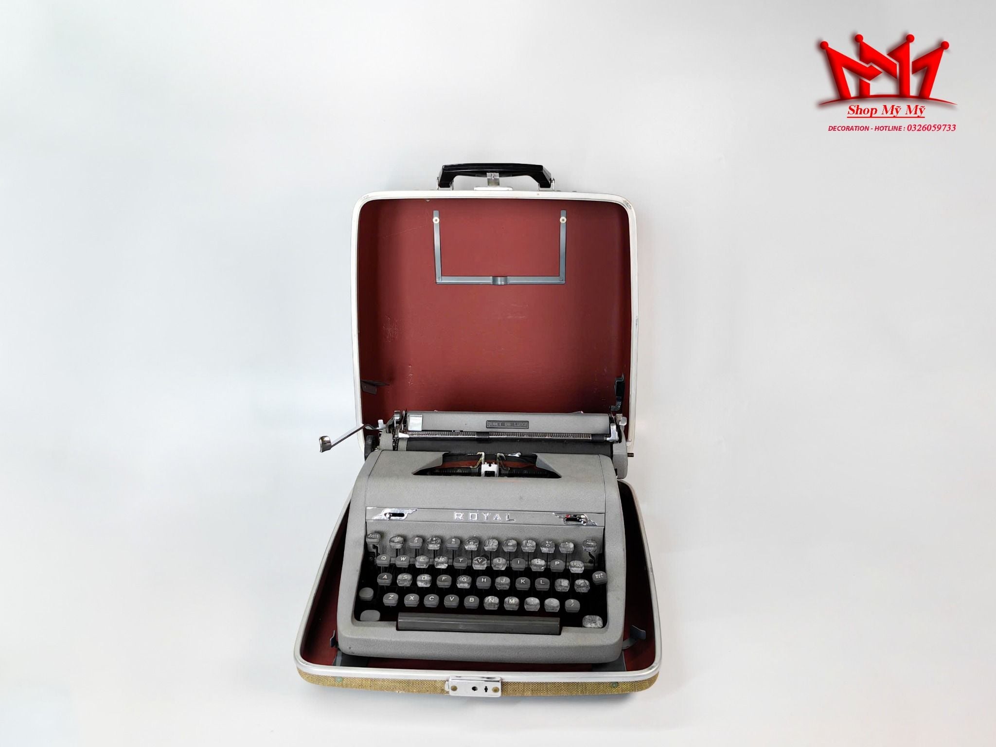 Máy đánh chữ Royal Quiet De Luxe cổ điển với máy đánh chữ The Magic (Trade Mark) Margin.