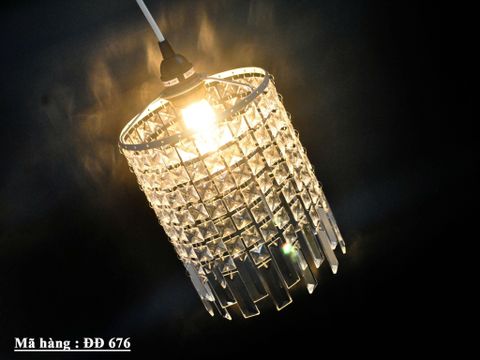  Đèn thả trần bằng pha lê phong cách hiện đại và sang trọng với hạt pha lê lấp lánh. 