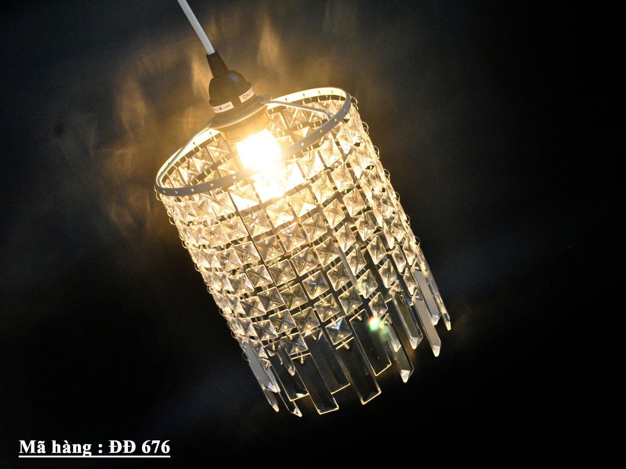 Đèn thả trần bằng pha lê phong cách hiện đại và sang trọng với hạt pha lê lấp lánh.