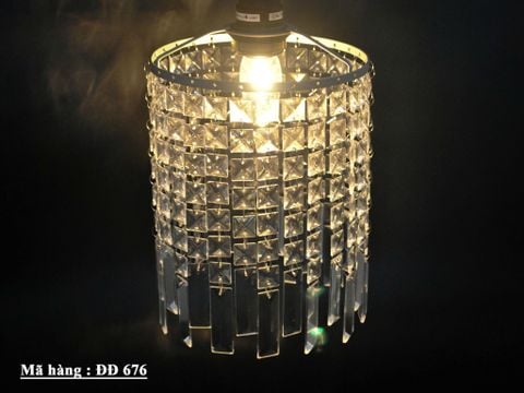  Đèn thả trần bằng pha lê phong cách hiện đại và sang trọng với hạt pha lê lấp lánh. 