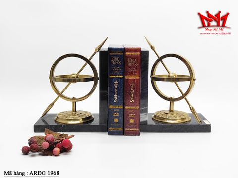  Cặp chặn sách hình quả cầu có mũi tên được thiết kế cực kì sang trọng với chất liệu được làm bằng đồng và đá. 
