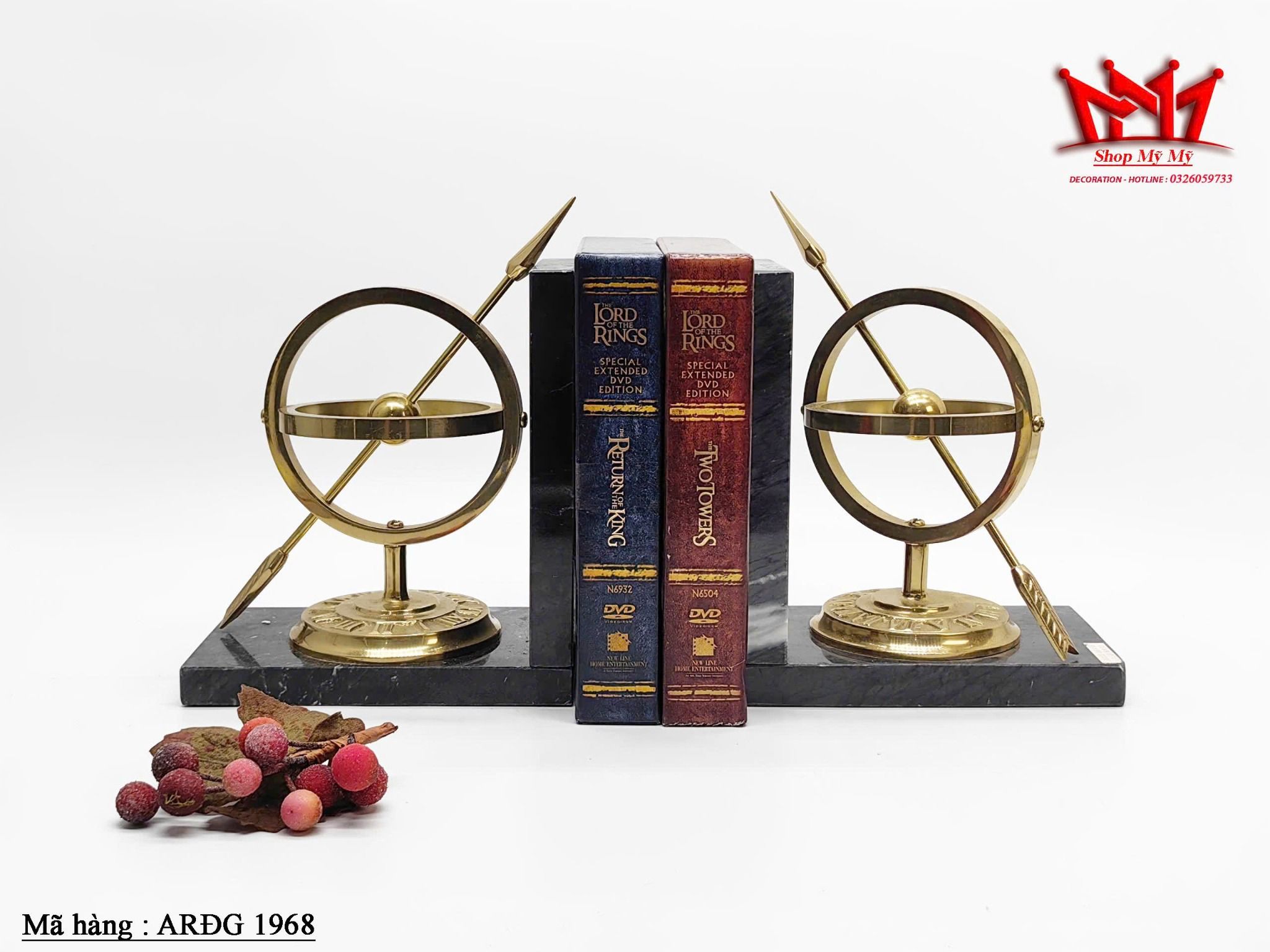 Cặp chặn sách hình quả cầu có mũi tên được thiết kế cực kì sang trọng với chất liệu được làm bằng đồng và đá.