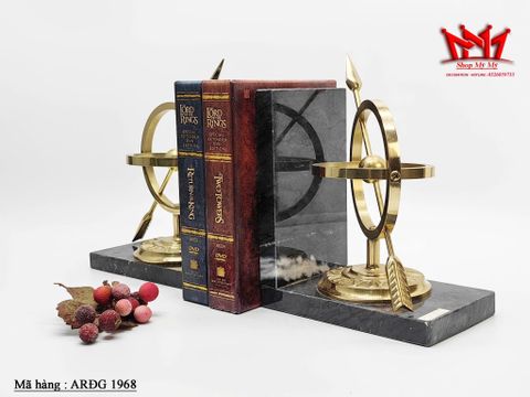  Cặp chặn sách hình quả cầu có mũi tên được thiết kế cực kì sang trọng với chất liệu được làm bằng đồng và đá. 