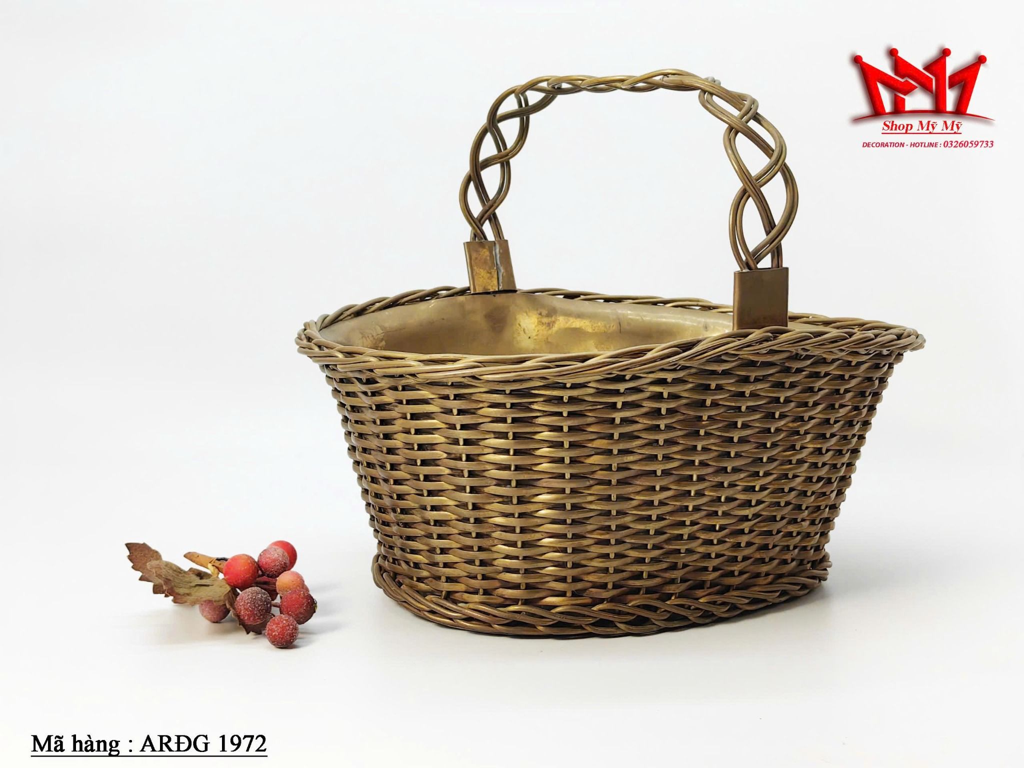 Chiếc giỏ đan được làm bằng đồng rất đẹp .