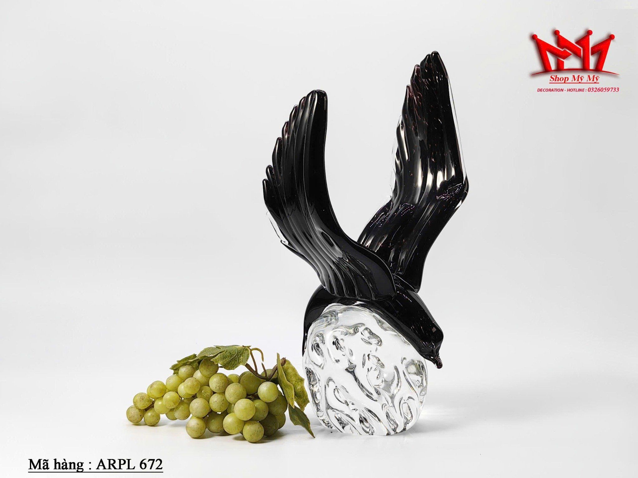 TÁC PHẨM NGHỆ THUẬT TƯỢNG CHIM ĐẠI BÀNG TUNG CÁNH ÔM MỘT KHỐI PHA LÊ TRONG SUỐT