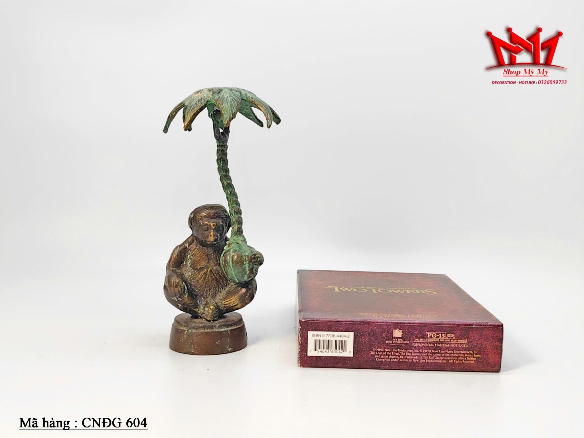 Chân nến hình chú khỉ đang ngồi ôm cây dừa làm bằng đồng.