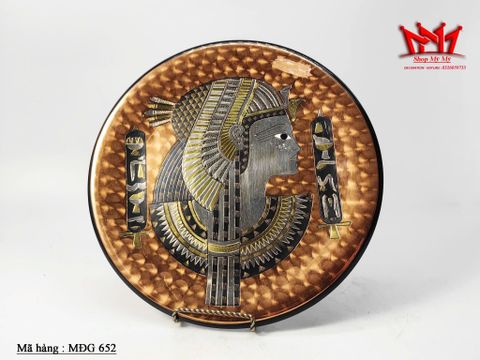  chiếc đĩa đồng trang trí với họa tiết Ai Cập cổ đại. 