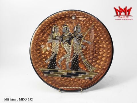  chiếc đĩa đồng trang trí với họa tiết Ai Cập cổ đại. 