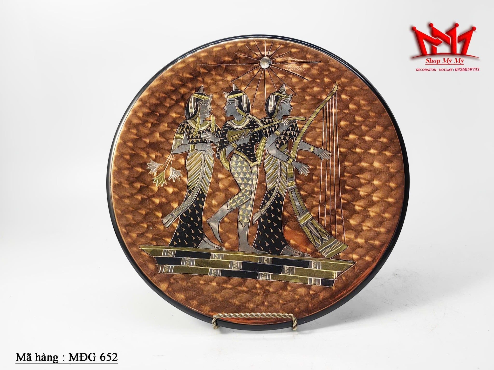 chiếc đĩa đồng trang trí với họa tiết Ai Cập cổ đại.